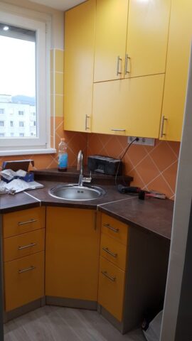 Panel konyha felújítás sarok mosogatóval és egyedi sárga konyhabútorral