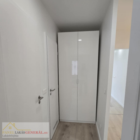 Panel lakás modern előszobája beépített szekrénnyel, praktikus tárolóhelyekkel felújítás során