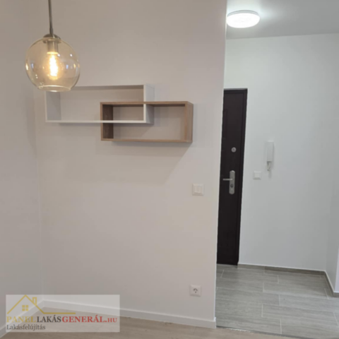 Panel lakás falainak glettelése és festése felújítás során, sima és egyenletes felülettel