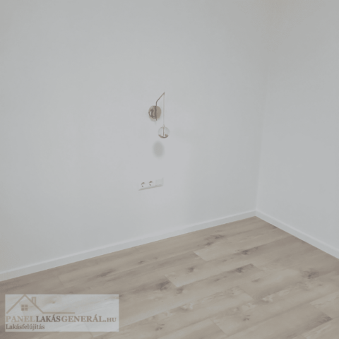 Felújított panel lakás hálószobája modern burkolatokkal és világítással