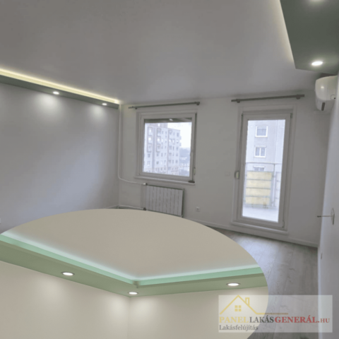 Panel lakás nappali gipszkarton álmennyezettel és rejtett LED peremvilágítással