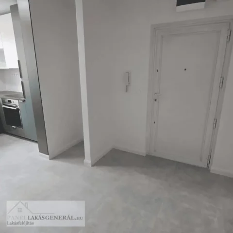 panel közlekedő felújítás modern burkolattal és bejárati ajtóval