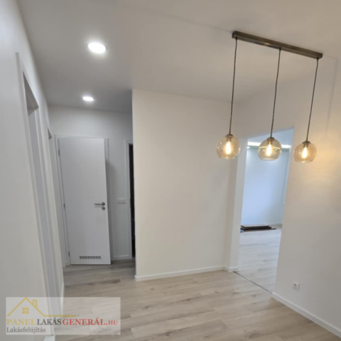 Felújított panel lakás étkezője modern kialakítással és esztétikus burkolatokkal