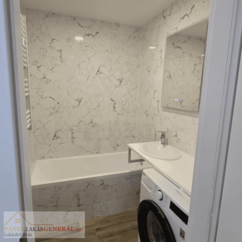 Felújított panel fürdőszoba modern burkolatokkal és esztétikus szaniterekkel panel lakásban