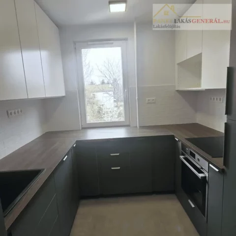 panel konyha felújítás modern zöld U alakú konyhabútorral