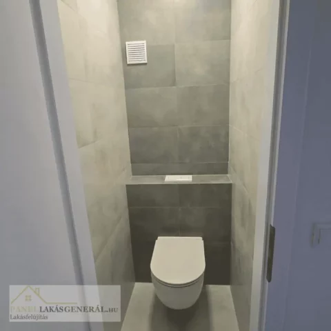 panel WC felújítás modern falra szerelt WC csészével és burkolattal