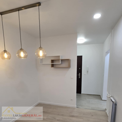 Panel lakás modern világítási megoldása rejtett LED és hangulatfényekkel felújítás során